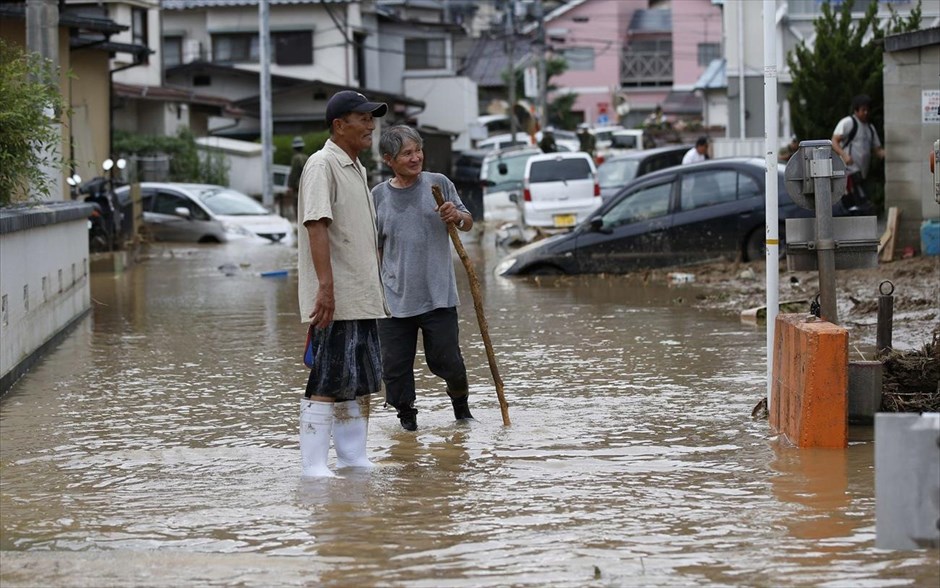 Κατολισθήσεις στη Χιροσίμα 10. Η Ιαπωνία έχει πληγεί τις τελευταίες εβδομάδες, από εξαιρετικά δυσμενείς καιρικές συνθήκες και η κατάσταση επιδεινώθηκε από το πέρασμα της τροπικής καταιγίδας Χαλόνγκ που άφησε πίσω της δέκα νεκρούς, δεκάδες τραυματίες και εκτεταμένες καταστροφές, κυρίως στα νότια της χώρας.