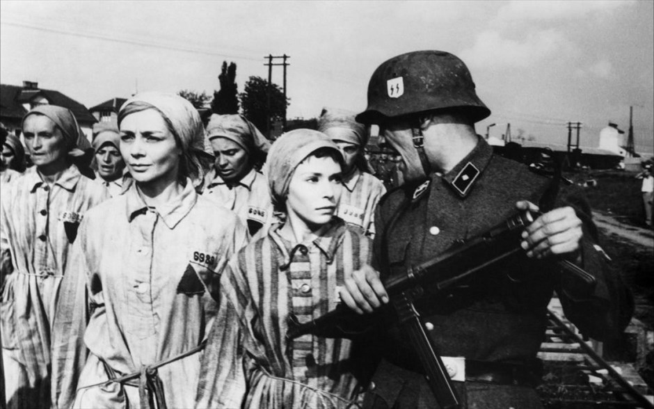 «Kapo». Το ασπρόμαυρο δράμα του 1960, με την υπογραφή του - υποψήφιου για τρία Όσκαρ - Ιταλού σκηνοθέτη Τζίλο Ποντεκόρβο, ήταν υποψήφιο για Όσκαρ καλύτερης ξενόγλωσσης ταινίας, το 1961.