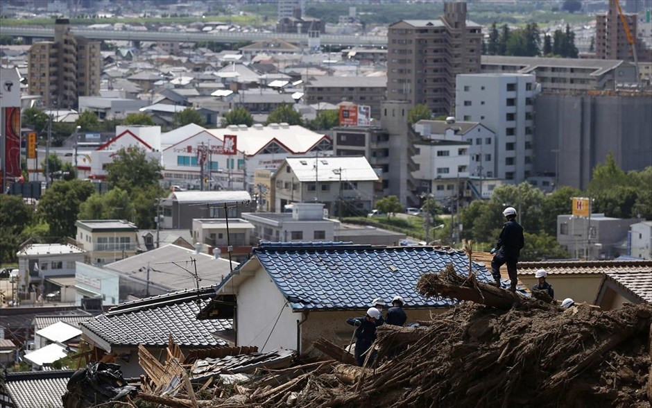 Κατολισθήσεις στη Χιροσίμα. Αστυνομικοί αναζητούν αγνοούμενους σε κατοικημένη περιοχή της Χιροσίμα.