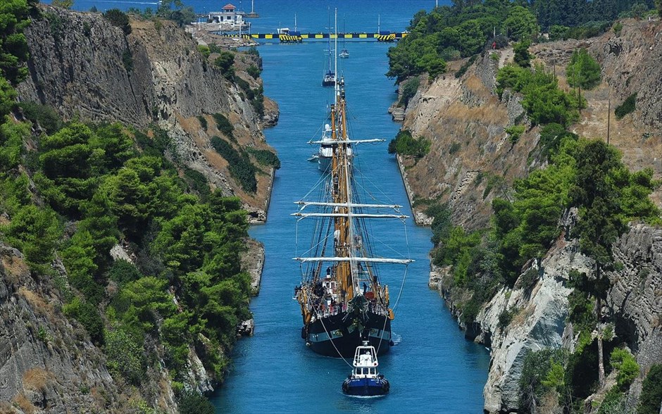 Ιταλικό εκπαιδευτικό ιστιοφόρο στον ισθμό της Κορίνθου. Το ιταλικό τρικάταρτο εκπαιδευτικό ιστιοφόρο Παλίνουρο διασχίζει τον ισθμό της Κορίνθου. Το ιταλικό πλοίο πήρε το όνομά του από τον Παλίνουρο, γιο του Ίασου και πηδαλιούχο του Αινεία. Σύμφωνα με την παράδοση, ο Παλίνουρος πνίγηκε στη Μεσόγειο θάλασσα και ενταφιάστηκε στην Κάτω Ιταλία σε ακρωτήριο το οποίο έκτοτε έφερε το όνομά του.