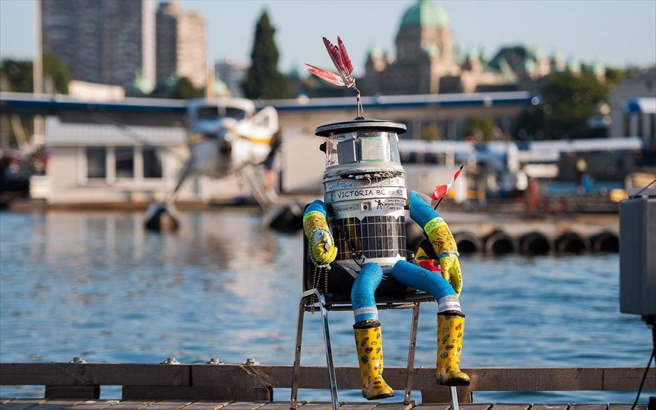 Το Hitchbot ολοκλήρωσε το ταξίδι του στον Καναδά. Το ανθρωπόμορφο ρομπότ που ονομάζεται Hitchbot κάθεται σε μία καρέκλα στο Inner Habour της Βικτώρια (Βρετανική Κολούμπια). Το ρομπότ ολοκλήρωσε, κάνοντας οτοστόπ, ένα ταξίδι 6.000 χιλιομέτρων από το Χάλιφαξ (Nova Scotia) έως τη Βικτώρια, απ’ όπου ξεκίνησε στις 26 Ιουλίου. Το ρομπότ, που είναι φτιαγμένο από ψύκτη μπίρας, σωλήνες αφρού και λαστιχένια γάντια χρησιμοποιούσε τα μέσα κοινωνικής δικτύωσης για να ενημερώνει τους «φίλους» του στο Twitter, Instagram και Facebook για τις περιπέτειες του ταξιδιού του.