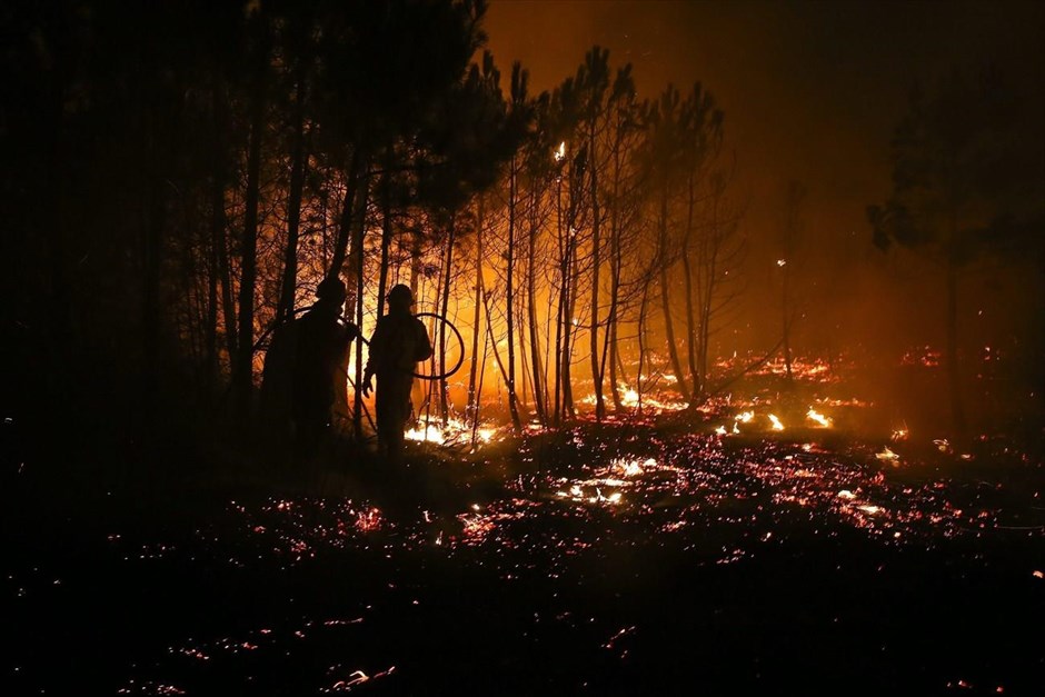 Μάχη με τις φλόγες στην Πορτογαλία. Περισσότεροι από 400 πυροσβέστες δίνουν μάχη με τις φλόγες στην περιοχή Παμπιλχόσα ντα Σέρα της Πορτογαλίας. Εξαιτίας της πυρκαγιάς δόθηκε εντολή για την προσωρινή εκκένωση της πόλης Φοζ ντε Ριμπέιρο, η οποία απειλείται από τις φλόγες. Ταυτόχρονα, μια άλλη δασική πυρκαγιά, που εκτείνεται σε δύο μέτωπα, πλησίασε την πόλη Μονταλβάο στην περιοχή Πορτοαλέγκρε.
Σχετικά αλώβητη μέχρι στιγμής από το φετινό καλοκαίρι, η Πορτογαλία υπέστη σοβαρό πλήγμα από τις φωτιές την περσινή σεζόν καθώς από τον Ιανουάριο έως τον Αύγουστο του περασμένου έτους κάηκαν περισσότερα από 94.000 εκτάρια δάσους.