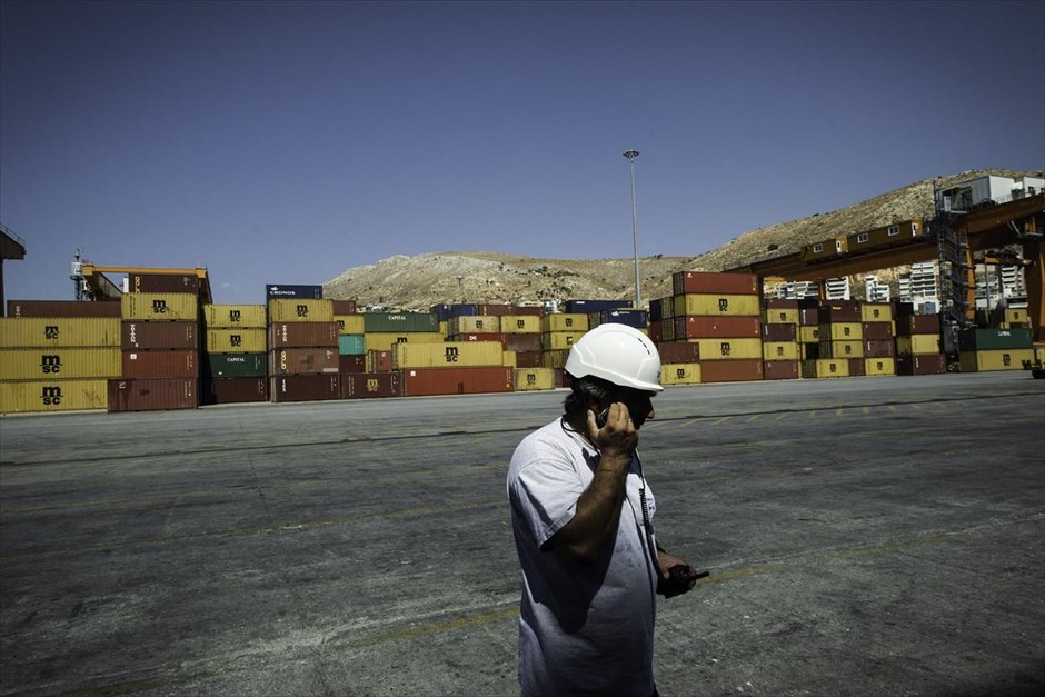 Πτώση 4,6% στο εξάμηνο για τις ελληνικές εξαγωγές. Στιγμιότυπο από την προβλήτα 1 του ΟΛΠ. Σύμφωνα με την ΕΛΣΤΑΤ και την ανάλυση του Ινστιτούτου Εξαγωγικών Ερευνών και Σπουδών (ΙΕΕΣ) του ΣΕΒΕ για το πρώτο εξάμηνο του τρέχοντος έτους, οι ελληνικές εξαγωγές εμπορευματικών συναλλαγών κατέγραψαν πτώση κατά 4,6%, συγκριτικά με το αντίστοιχο διάστημα του 2013, συμπεριλαμβανομένων των πετρελαιοειδών. Χωρίς τα πετρελαιοειδή, οι εξαγωγές κατέγραψαν μείωση κατά 4%