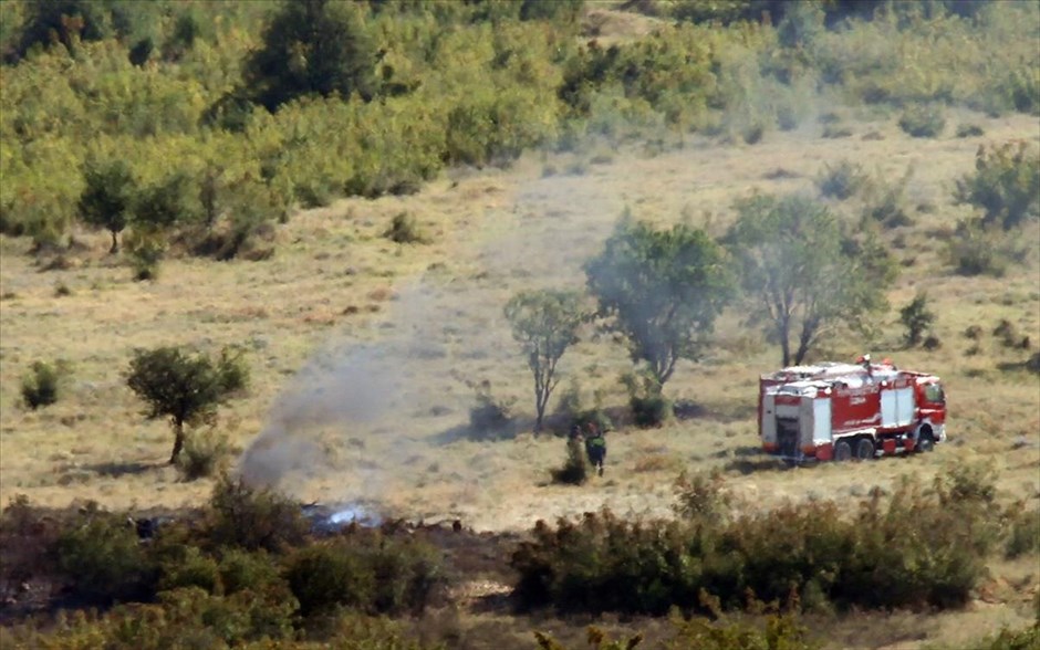 Πτώση αεροσκάφους της Πολεμικής Αεροπορίας στην Κομοτηνή. Όχημα της Πυροσβεστικής βρίσκεται στο σημείο συντριβής αεροσκάφους της Πολεμικής Αεροπορίας, τύπου Corsair A-7, στην Κομοτηνή. Ο χειριστής κατάφερε να χρησιμοποιήσει το εκτινασσόμενο κάθισμα και να διασωθεί. Το Α-7 Corsair συμμετείχε σε εκπαιδευτική άσκηση μαζί με άλλο αεροσκάφος ιδίου τύπου, ενώ συγκροτήθηκε επιτροπή εμπειρογνωμόνων για να διερευνήσει τα αίτια του ατυχήματος. Σύμφωνα με εκτιμήσεις το ατύχημα οφείλεται σε μηχανική βλάβη.