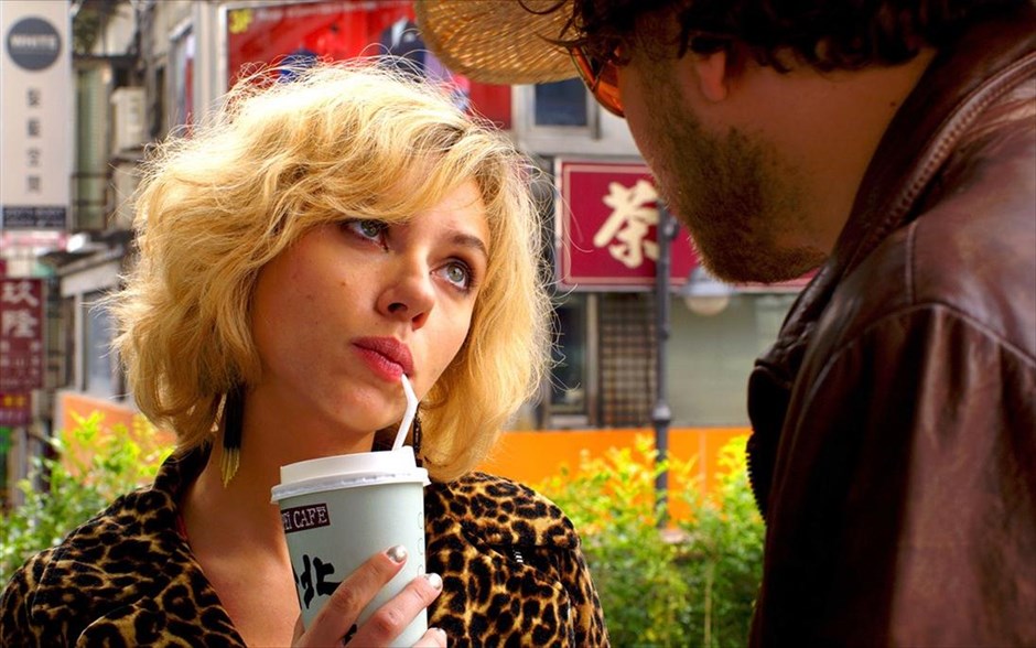 «Lucy». Η «Lucy» μια απλή φοιτήτρια πέφτει θύμα του φίλου της. Εν αγνοία της, γίνεται μεταφορέας μιας επικίνδυνης συνθετικής ουσίας, η οποία είναι εμφυτευμένη στην κοιλιά της. Όταν πέφτει στα χέρια Κινέζων μαφιόζων, που την κρατούν όμηρο, η ουσία διαχέεται στο σώμα της και, ξαφνικά, αποκτά υπερφυσικές δυνάμεις.