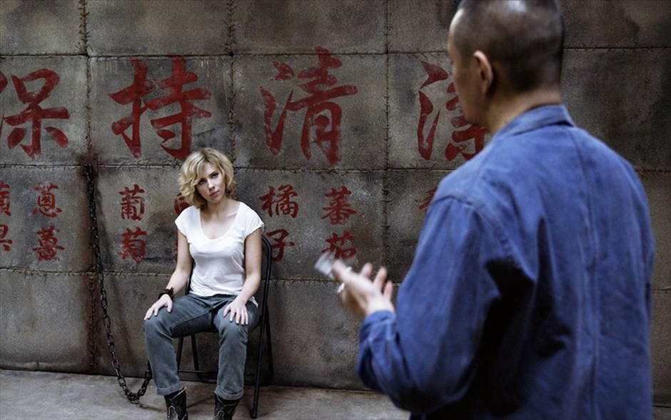 «Lucy». Η «Lucy» μια απλή φοιτήτρια πέφτει θύμα του φίλου της. Εν αγνοία της, γίνεται μεταφορέας μιας επικίνδυνης συνθετικής ουσίας, η οποία είναι εμφυτευμένη στην κοιλιά της. Όταν πέφτει στα χέρια Κινέζων μαφιόζων, που την κρατούν όμηρο, η ουσία διαχέεται στο σώμα της και, ξαφνικά, αποκτά υπερφυσικές δυνάμεις.