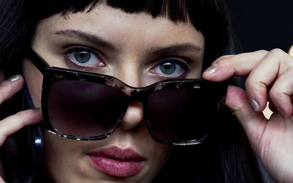 «Lucy». Η «Lucy» μια απλή φοιτήτρια πέφτει θύμα του φίλου της. Εν αγνοία της, γίνεται μεταφορέας μιας επικίνδυνης συνθετικής ουσίας, η οποία είναι εμφυτευμένη στην κοιλιά της. Όταν πέφτει στα χέρια Κινέζων μαφιόζων, που την κρατούν όμηρο, η ουσία διαχέεται στο σώμα της και, ξαφνικά, αποκτά υπερφυσικές δυνάμεις.