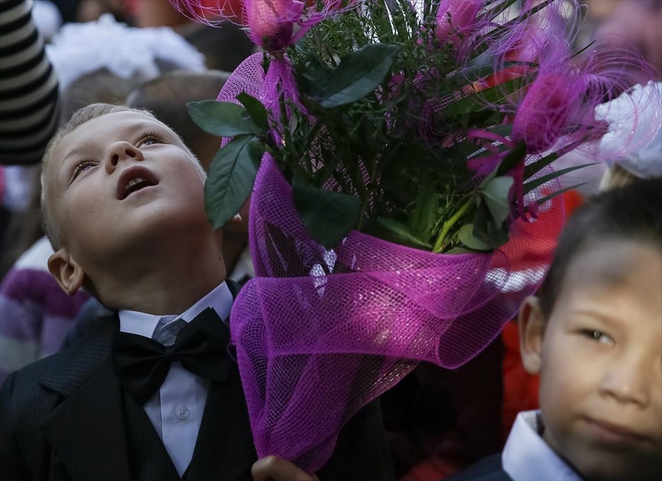 Έναρξη της σχολικής χρονιάς στα ουκρανικά σχολεία. Μαθητές περιμένουν να ξεκινήσει η εορταστική τελετή για την έναρξη της σχολικής χρονιάς, στο Σλαβιάνσκ. Η πρώτη ημέρα της νέας σχολικής χρονιάς στην Ουκρανία βρήκε τη σκιά των συγκρούσεων μεταξύ κυβερνητικών και φιλορώσων να πέφτει ακόμη και πάνω στους μικρούς μαθητές.