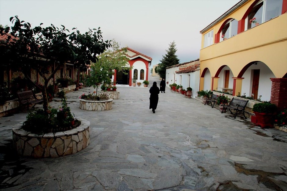 Επίσκεψη στο Μοναστήρι της Παναγίας της Κορυφής. Στιγμιότυπο από το Μοναστήρι της Παναγίας της Κορυφής ή αλλιώς της Κορφιώτισσας, που βρίσκεται στην κορυφή του λόφου Κούτσα (731μ. υψόμετρο) στο χωριό Καμάρι του Ν.Κορινθίας. Η σημερινή εκκλησία της Παναγίας κατασκευάστηκε το 1767 στα ερείπια ενός αρχαίου κτίσματος. Αρχικά ήταν μοναστήρι ανδρών, όμως τα τελευταία χρόνια έχει γυναίκες μοναχές, που προσφέρουν στον επισκέπτη εκτός από το παραδοσιακό λουκούμι και ελληνικό καφέ και υπέροχα χειροποίητα κεντήματα, υφαντά και πήλινα ενθυμήματα. Καθ