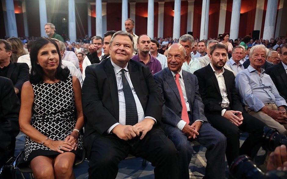 Εκδήλωση στο Ζάππειο για τα 40 χρόνια του ΠΑΣΟΚ. Στιγμιότυπο από την εκδήλωση στο Ζάππειο για τα 40 χρόνια του ΠΑΣΟΚ. Η σημερινή επέτειος είναι μια ωραία ευκαιρία συσπείρωσης των δυνάμεων της παράταξης, τόνισε ο πρόεδρος του ΠΑΣΟΚ Ευάγγελος Βενιζέλος, κατά την έναρξη της ομιλίας του στην&nbsp;εκδήλωση στο Ζάππειο για τα 40 χρόνια του ΠΑΣΟΚ. Ο κ. Βενιζέλος ευχαρίστησε τον πρώην πρωθυπουργό Κώστα Σημίτη για την παρουσία του και τον ουσιαστικό χαιρετισμό, που, όπως είπε, απηύθυνε, ενώ εξέφρασε τη λύπη του για την απουσία του Γιώργου Παπανδρέου, δηλώνοντας όμως βέβαιος πως «είναι ψυχικά εδώ σήμερα μαζί μας».