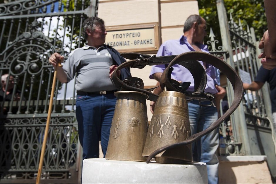 Διαμαρτυρία κτηνοτρόφων στη Θεσσαλονίκη. Κτηνοτρόφοι, μέλη της Πανελλήνιας Ένωσης Κτηνοτρόφων (ΠΕΚ), πραγματοποίησαν συγκέντρωση έξω από το Υπουργείο Μακεδονίας-Θράκης, διαμαρτυρόμενοι για τα προβλήματα στην πληρωμή της εξισωτικής αποζημίωσης.