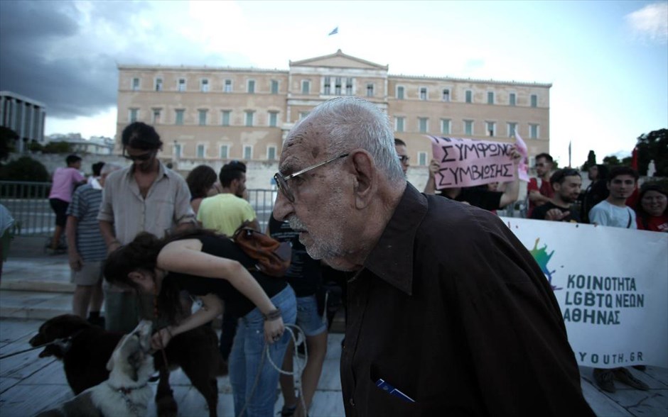Διαμαρτυρία στο Σύνταγμα κατά του νέου αντιρατσιστικού νομοσχεδίου. Συγκέντρωση στη πλατεία Βαρνάβα στο Παγκράτι και πορεία προς το Σύνταγμα πραγματοποιούν οι LGBT οργανώσεις με αφορμή τη ψηφοφορία για το αντιρατσιστικό νομοσχέδιο καθώς όπως επισημαίνουν «δεν καλύπτει τις διεκδικήσεις των ομοφυλόφιλων, την ώρα που η ρατσιστική βία βρίσκει ολοένα και περισσότερη νομιμοποίηση».