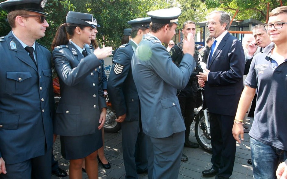 79η ΔΕΘ - Σαμαράς. Ο Πρωθυπουργός χαιρετά αστυνομικούς έξω από το περίπτερο της Αστυνομίας στη ΔΕΘ.