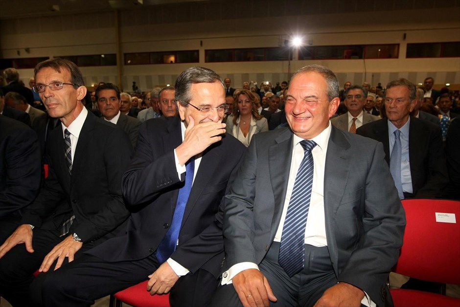 ΔΕΘ - Σαμαράς - Καραμανλής. Ο Αντώνης Σαμαράς συνομιλεί με τον πρώην πρωθυπουργό Κώστα Καραμανλή πριν την ομιλία του πρώτου στα εγκαίνια της 79ης ΔΕΘ.