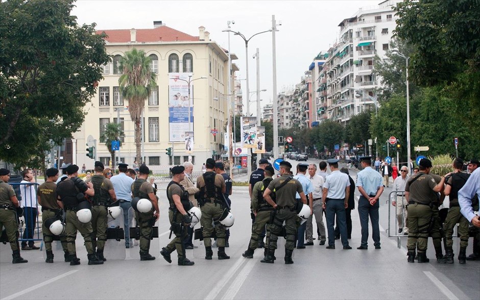 79η ΔΕΘ - Μέτρα ασφαλείας. Σε αστυνομικό κλοιό βρίσκεται η Θεσσαλονίκη, με πάνω από 4.000 αστυνομικούς να βρίσκονται σε επιφυλακή για την τήρηση των μέτρων τάξης, εν όψει και της κορύφωσης των συγκεντρώσεων διαμαρτυρίας το απόγευμα με φόντο τα εγκαίνια της 79ης ΔΕΘ.