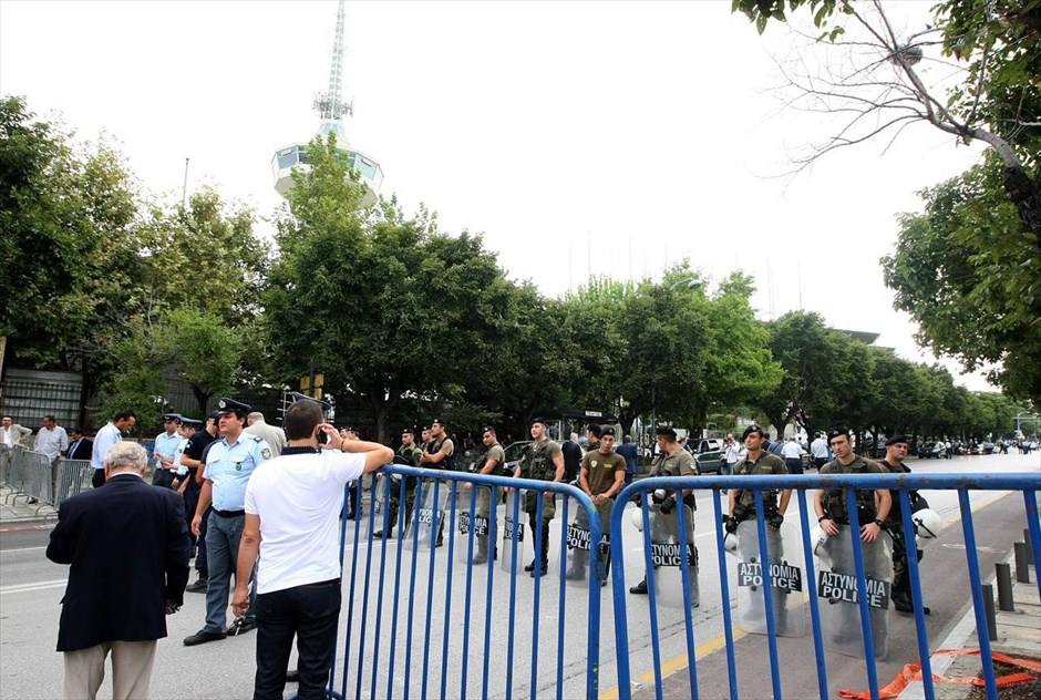 79η ΔΕΘ - Μέτρα ασφαλείας. Σε αστυνομικό κλοιό βρίσκεται η Θεσσαλονίκη, με πάνω από 4.000 αστυνομικούς να βρίσκονται σε επιφυλακή για την τήρηση των μέτρων τάξης, εν όψει και της κορύφωσης των συγκεντρώσεων διαμαρτυρίας το απόγευμα με φόντο τα εγκαίνια της 79ης ΔΕΘ.