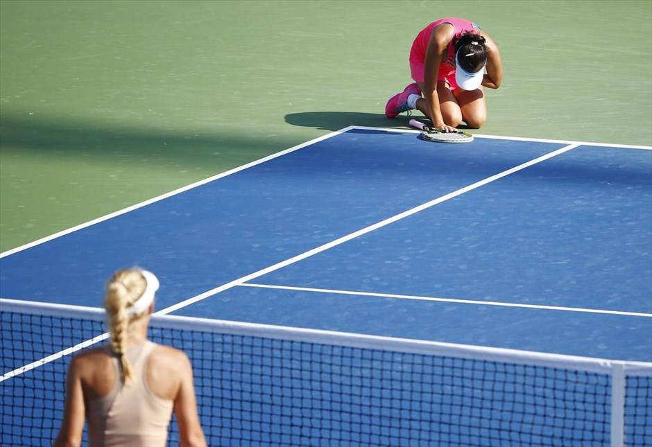 Στον τελικό του US Open η Βοσνιάτσκι . H Κινέζα, Πενγκ Σούϊ (αριστερά) πέφτει στο έδαφος κατά τη διάρκεια της αναμέτρησης με την Δανέζα Καρολίν Βοσνιάτσκι από την οποία ηττήθηκε με 2-0 (7-6, 4-3 και αποχώρηση λόγω τραυματισμού). Η Βοσνιάτσκι θα συναντήσει στον τελικό του απλού γυναικών του US Open το μεγάλο φαβορί για το τρόπαιο, Σερένα Γουίλιαμς.