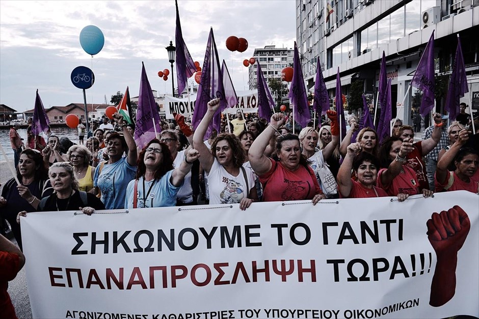 Θεσσαλονίκη: Διαδηλώσεις με αφορμή τη διοργάνωση της 79ης ΔΕΘ . Με πορείες και συγκεντρώσεις τα συνδικάτα των εργαζομένων προβάλλουν τις διεκδικήσεις τους, με αφορμή τη διοργάνωση της φετινής ΔΕΘ και διαδηλώνουν με αιτήματα ενάντια στην ανεργία, τη συρρίκνωση των εργασιακών δικαιωμάτων, τις περικοπές, τη λιτότητα. Στο κέντρο της Θεσσαλονίκης πραγματοποιήθηκαν τέσσερις συγκετρώσεις διαμαρτυρίας, αυτές των ΓΣΕΕ-ΑΔΕΔΥ-ΕΚΘ, που ξεκίνησαν από το άγαλμα του Ελ. Βενιζέλου με κατάληξη έξω από τη ΔΕΘ και αυτή του ΠΑΜΕ με αφετηρία την πλατεία Αριστοτέλους και κατάληξη στο λιμάνι.