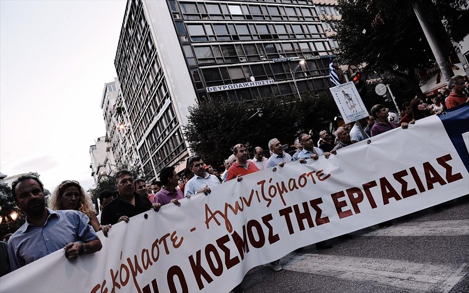 79η ΔΕΘ - Διαδηλώσεις. Με πορείες και συγκεντρώσεις τα συνδικάτα των εργαζομένων προβάλλουν τις διεκδικήσεις τους, με αφορμή τη διοργάνωση της φετινής ΔΕΘ και διαδηλώνουν με αιτήματα ενάντια στην ανεργία, τη συρρίκνωση των εργασιακών δικαιωμάτων, τις περικοπές, τη λιτότητα. Στο κέντρο της Θεσσαλονίκης πραγματοποιήθηκαν τέσσερις συγκετρώσεις διαμαρτυρίας, αυτές των ΓΣΕΕ-ΑΔΕΔΥ-ΕΚΘ, που ξεκίνησαν από το άγαλμα του Ελ. Βενιζέλου με κατάληξη έξω από τη ΔΕΘ και αυτή του ΠΑΜΕ με αφετηρία την πλατεία Αριστοτέλους και κατάληξη στο λιμάνι.
