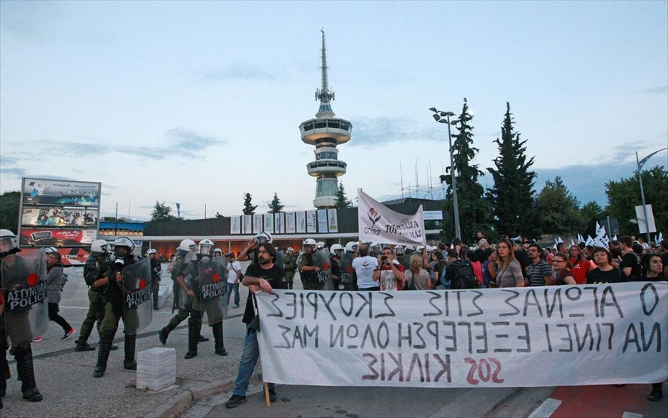 79η ΔΕΘ - Διαδηλώσεις. Διαδηλωτές από σωματεία και οργανώσεις της εξωκοινοβουλευτικής αριστεράς, επιτροπές αγώνα κατά της εξόρυξης χρυσού στις Σκουριές Χαλκιδικής και αντιεξουσιαστές φωνάζουν συνθήματα κατά τη διάρκεια πορείας διαμαρτυρίας.