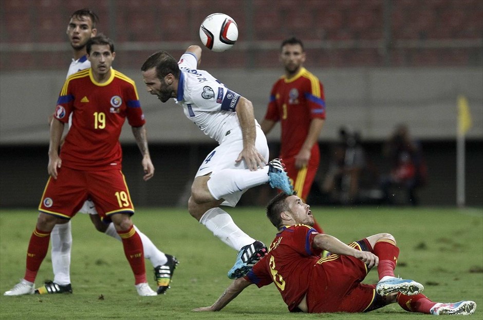 Euro 2016: Ελλάδα - Ρουμανία. Τάκλιν του Πίντιλι στον Σαλπιγγίδη.