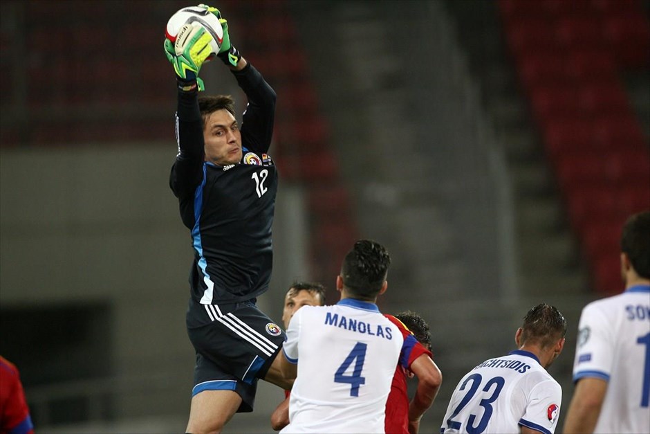 Euro 2016: Ελλάδα - Ρουμανία. Ο τερματοφύλακας της Ρουμανίας, Ταταρουσάνου μπλοκάρει τη μπάλα.