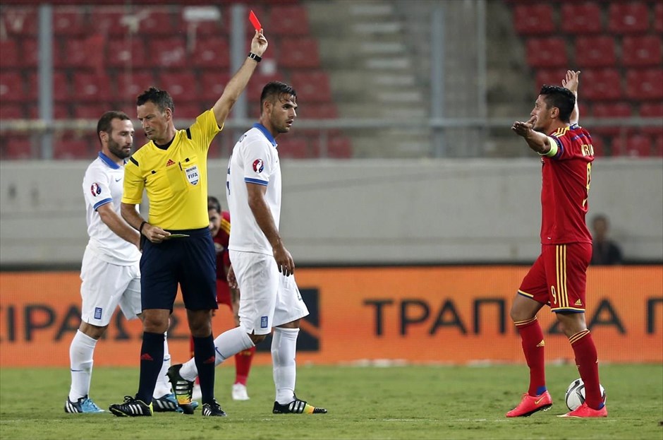 Euro 2016: Ελλάδα - Ρουμανία. Η αποβολή του Μάρικα με δεύτερη κίτρινη κάρτα στο 53