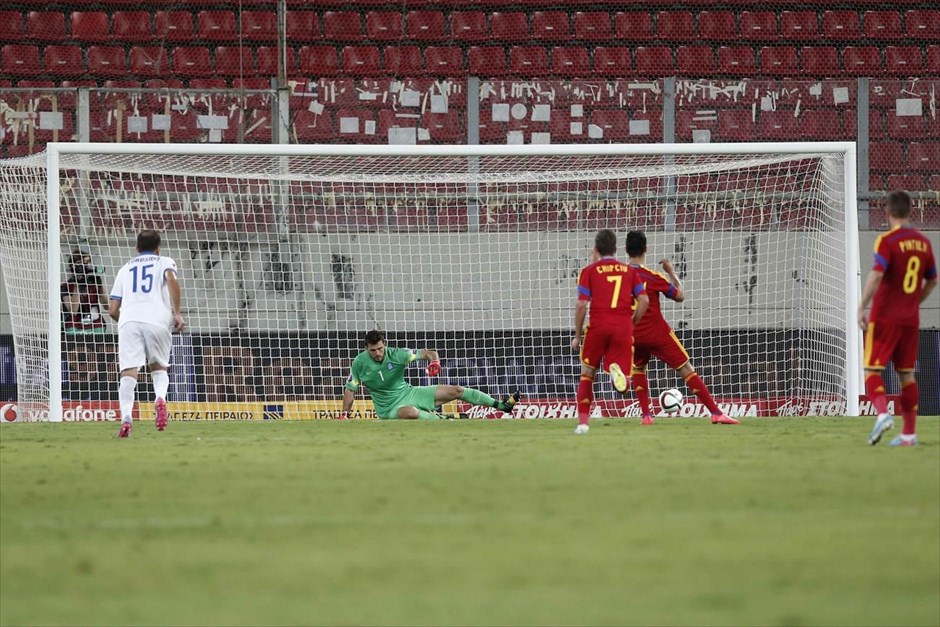 Euro 2016: Ελλάδα - Ρουμανία. Με ήττα ξεκίνησε η εποχή του Κλάουντιο Ρανιέρι στην Εθνική ομάδα. Ανέτοιμο και ασύνδετο το αντιπροσωπευτικό συγκρότημα, έχασε στο άδειο «Γ. Καραϊσκάκης» με 1-0 από τη Ρουμανία, στην πρεμιέρα των δύο ομάδων στον 6ο προκριματικό όμιλο του Euro 2016. Η Εθνική έδωσε δικαίωμα στον αντίπαλό της να προηγηθεί νωρίς με πέναλτι του Χολέβα στον Κίπτσιου. Ο Άγγλος Κλάτενμπεργκ έδειξε τα 11 μέτρα και ο Μάρικα δεν δυσκολεύτηκε να νικήσει τον Καρνέζη για το 0-1.