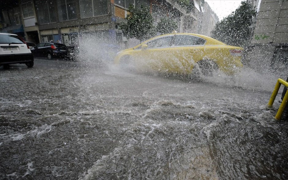 Σε ποτάμια μετατράπηκαν οι δρόμοι της Κυψέλης. Σε ποτάμια μετατράπηκαν οι δρόμοι της Κυψέλης, ύστερα από την ισχυρή νεροποντή.