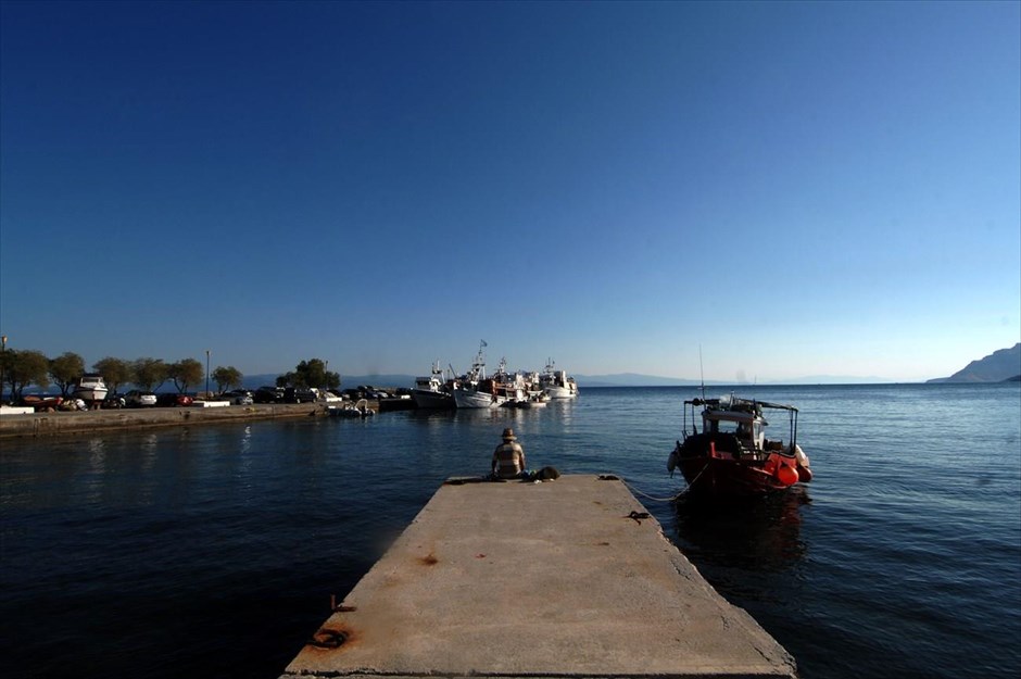 Τελευταίες «ανάσες» του καλοκαιριού στο Πήλιο . Ένας ψαράς κάθεται στον μώλο του λιμανού του Πλατανιά&nbsp;Μαγνησίας.