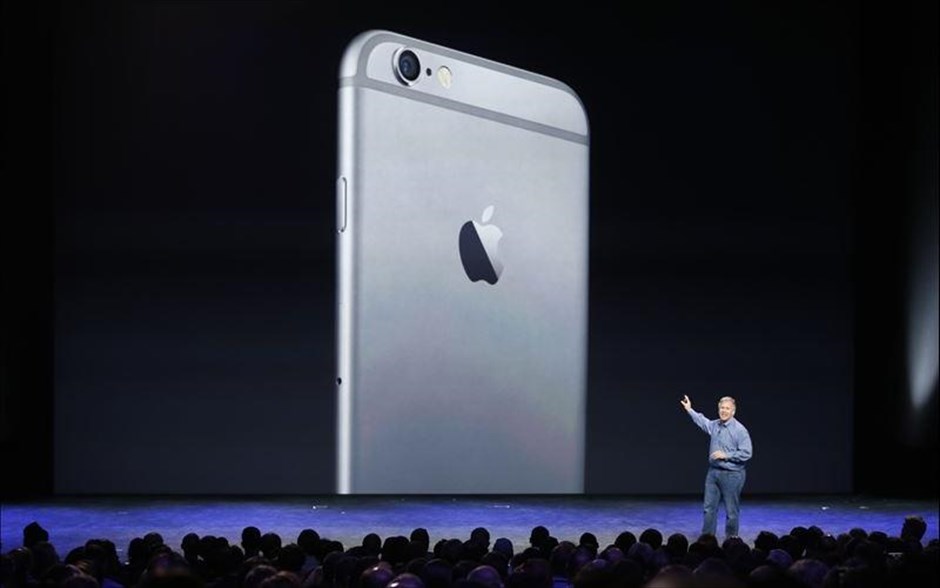 Η παρουσίαση του νέου iPhone 6. Ο αντιπρόεδρος της Apple, Φιλ Σίλερ παρουσιάζει το iPhone 6.