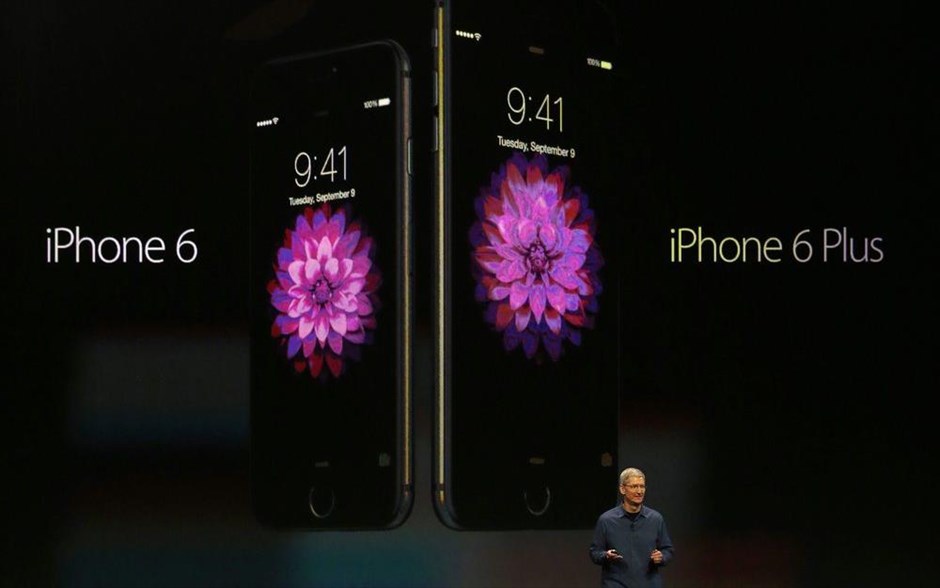 Η παρουσίαση του νέου iPhone 6. O διευθύνων σύμβουλος της Apple, Tim Cook, παρουσιάζει τα νέα iPhone 6 και iPhone 6 Plus.