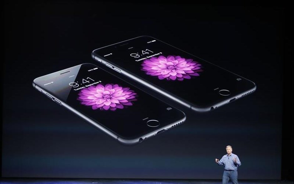 Η παρουσίαση του νέου iPhone 6. O διευθύνων σύμβουλος της Apple, Tim Cook, παρουσιάζει τα νέα iPhone 6 και iPhone 6 Plus.