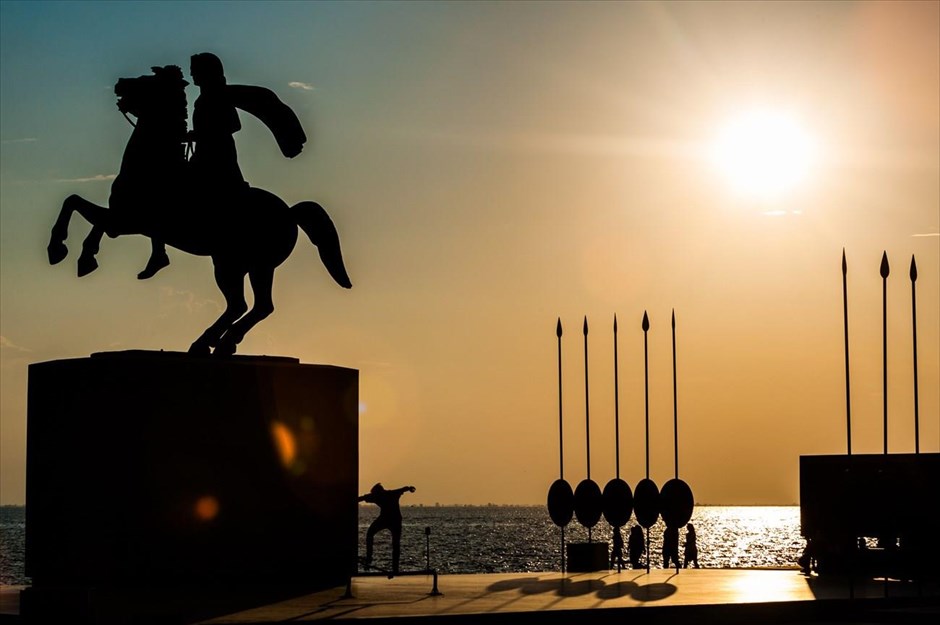Σούρουπο στην παραλία της Θεσσαλονίκης. Πολίτες απολαμβάνουν τη βόλτα τους δίπλα από το άγαλμα του Μεγάλου Αλεξάνδρου στην παραλία Θεσσαλονίκης.