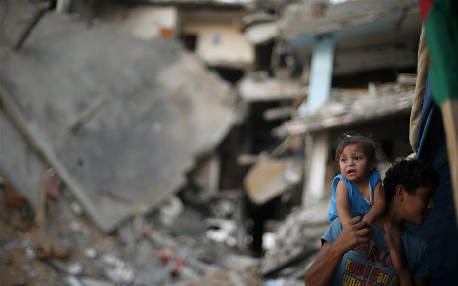 HRW: Έρευνες για τους βομβαρδισμούς του Ισραήλ στη Γάζα. Μικρός Παλαιστίνιος κρατά την αδερφή του αγκαλιά, μπροστά από τα συντρίμμια του σπιτιού του, το οποίο καταστράφηκε μετά από Ισραηλινή επίθεση, ανατολικά της πόλης της Γάζας. Το Ισραήλ πιθανόν να διέπραξε εγκλήματα πολέμου στη διάρκεια της τελευταίας σύγκρουσης στη Γάζα, επισημαίνει το Παρατηρητήριο Ανθρωπίνων Δικαιωμάτων, την επομένη της ανακοίνωσης του ισραηλινού στρατού για την έναρξη εσωτερικών ερευνών για πιθανά λάθη που διαπράχθηκαν στη διάρκεια του πολέμου. Οι έρευνες αφορούν τους βομβαρδισμούς στις 24 και 30 Ιουλίου δύο σχολείων του ΟΗΕ στη βόρεια Λωρίδα της Γάζας, στα οποία είχαν καταφύγει εκτοπισμένοι Παλαιστίνιοι για να γλυτώσουν από τις μάχες. Η τρίτη έρευνα αφορά την εκτόξευση τηλεκατευθυνόμενου πυραύλου στις 3 Αυγούστου σε τρίτο σχολείο στη Ράφα, στο νότο. Στις επιθέσεις αυτές σκοτώθηκαν 45 άνθρωποι, μεταξύ τους 17 παιδιά, σύμφωνα με το HRW.