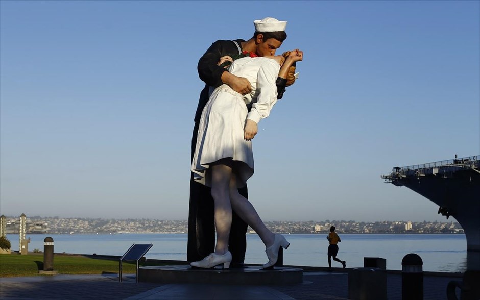 «Παράδοση άνευ όρων» στο Σαν Ντιέγκο. Το γλυπτό «Παράδοση άνευ όρων» του καλλιτέχνη Seward Johnson, στην προκυμαία του Σαν Ντιέγκο, στην Καλιφόρνια.