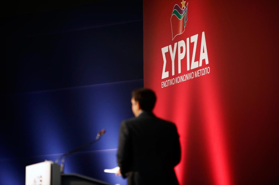 79η ΔΕΘ: Ομιλία του Α. Τσίπρα σε παραγωγικούς φορείς. Ο Πρόεδρος του ΣΥΡΙΖΑ Αλέξης Τσίπρας μιλάει στις παραγωγικές τάξεις στα πλαίσια της 79ης ΔΕΘ στο Συνεδριακό Κέντρο "Ιωάννης Βελλίδης".&nbsp; Άμεση προσφυγή στην κάλπη με στόχο την αυτοδυναμία ζήτησε από το βήμα της Διεθνούς Έκθεσης Θεσσαλονίκης ο πρόεδρος του ΣΥΡΙΖΑ παρουσιάζοντας την&nbsp;«κοστολογημένη» πρόταση του κόμματος για την οικονομία και την κοινωνία. &nbsp;Ο αρχηγός της αξιωματικής αντιπολίτευσης παρουσίασε αναλυτικά σχέδιο αντιμετώπισης της ανθρωπιστικής κρίσης εκτιμώμενου κόστους 2 δισ. ευρώ.