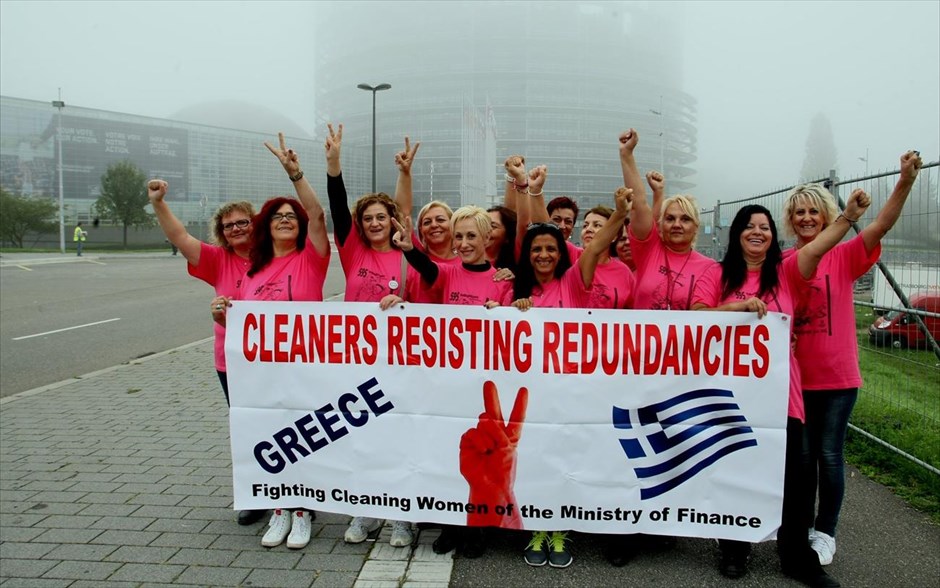 Στο Ευρωκοινοβούλιο οι απολυμένες καθαρίστριες του ΥΠΟΙΚ. Αντιπροσωπεία των απολυμένων καθαριστριών του ΥΠΟΙΚ επισκέφθηκε την Τρίτη το Ευρωπαϊκό Κοινοβούλιο στο Στρασβούργο και συναντήθηκε με εκπροσώπους της Ομοσπονδίας Εργαζομένων CGT.
