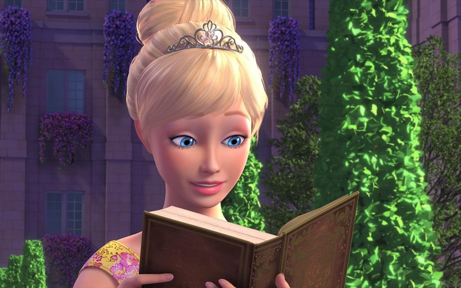  «Η Barbie στο μυστικό βασίλειο». «Η Barbie στο μυστικό βασίλειο» συνεσταλμένη και ρομαντική πριγκίπισσα, που ανακαλύπτει μια κρυφή πόρτα, η οποία την οδηγεί σε ένα μυστικό βασίλειο. Εκεί αποκτά μαγικές δυνάμεις και έρχεται αντιμέτωπη με μια κακιά βασίλισσα, που θέλει να στερήσει τη μαγεία από τη χώρα.