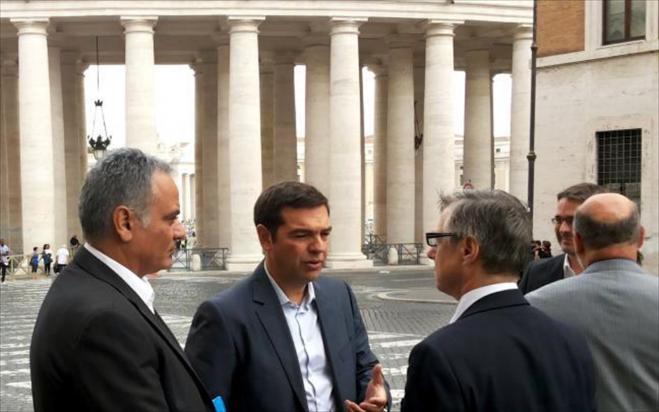 Συνάντηση Αλ. Τσίπρα – Πάπα Φραγκίσκου στο Βατικανό . Οι Αλέξης Τσίπρας, Βάλτερ Μπάγιερ και Π. Σκουρλέτης με εκπροσώπους του Πάπα λίγο πριν αναχωρήσουν για τη συνάντηση με τον πάπα Φραγκίσκο. Συνάντηση διάρκειας 20 λεπτών είχαν στο Βατικανό ο πρόεδρος του ΣΥΡΙΖΑ Αλέξης Τσίπρας και ο Πάπας Φραγκίσκος. Την ανάγκη να συνεχιστεί ο διάλογος της ευρωπαϊκής Αριστεράς με τη χριστιανική εκκλησία και να δημιουργήσουν μία συμμαχία απέναντι στην φτώχεια και στην ανισότητα υπογράμμισε ο πρόεδρος του ΣΥΡΙΖΑ Αλέξης Τσίπρας κατά τη συνάντηση που είχε με τον Πάπα Φραγκίσκο.
&nbsp;