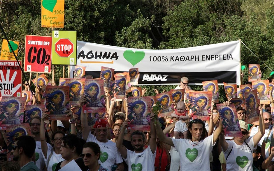 Διαδήλωση για το κλίμα - Αθήνα. Πολίτες συμμετέχουν στην παγκόσμια ημέρα δράσης για το κλίμα στον πεζόδρομο της Διονυσίου Αρεοπαγίτου στην Αθήνα.