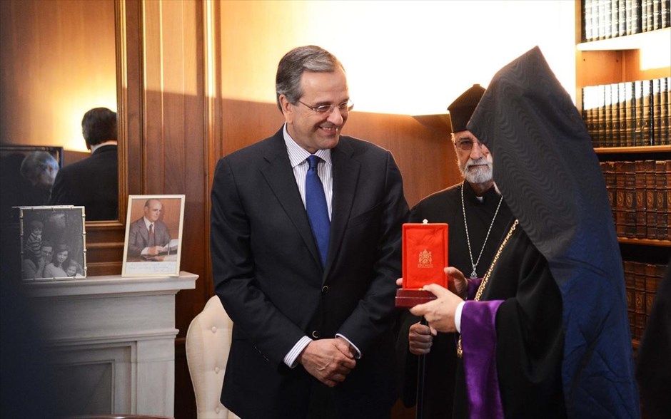 Συνάντηση Α. Σαμαρά με τον Πατριάρχη Αρμενίας Αράμ. Ο πρωθυπουργός Αντώνης Σαμαράς συνομιλεί με τον Πατριάρχη Αρμενίας Αράμ κατά την διάρκεια της συνάντησής τους, στο Μέγαρο Μαξίμου. Ο Αρμένιος Πατριάρχης επισκέπτεται την Ελλάδα για τους εορτασμούς των 180 χρόνων της Αρμενικής Εκκλησίας του Αγίου Γρηγορίου Κομοτηνής.&nbsp;