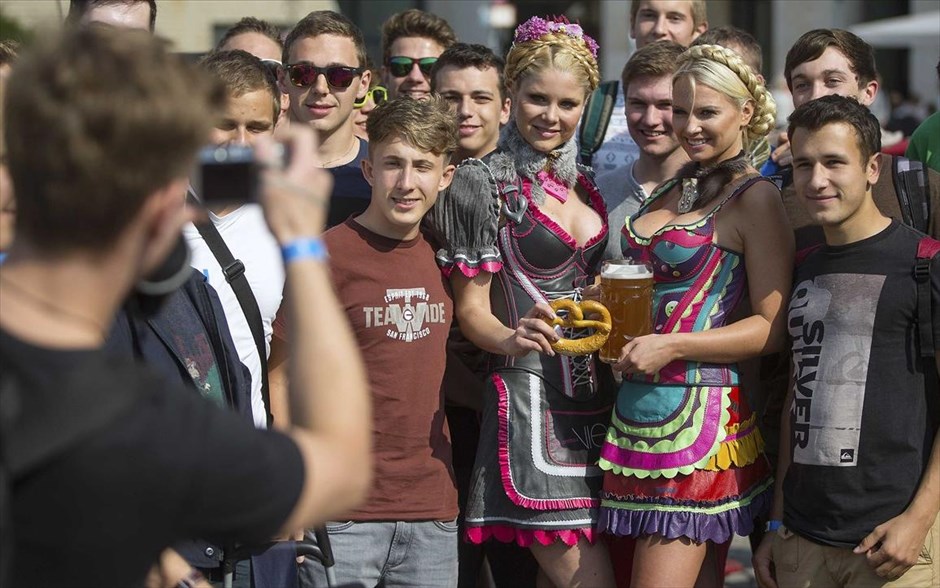 Γερμανία - Στο ρυθμό του Oktoberfest . Μοντέλα ποζάρουν και βγάζουν φωτογραφίες με τον κόσμο, φορώντας φορέματα που έχουν σχεδιαστεί για το φεστιβάλ μπύρας Oktoberfest από το Γερμανό σχεδιαστή Rodan, μπροστά από την Πύλη του Βραδεμβούργου στο Βερολίνο.