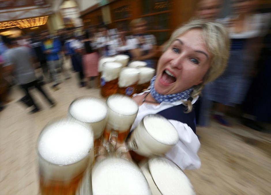 Γερμανία - Στο ρυθμό του Oktoberfest. Σερβιτόρα κρατά κούπες μπύρας, στα εγκαίνια του 181ου Oktoberfest στο Μόναχο.