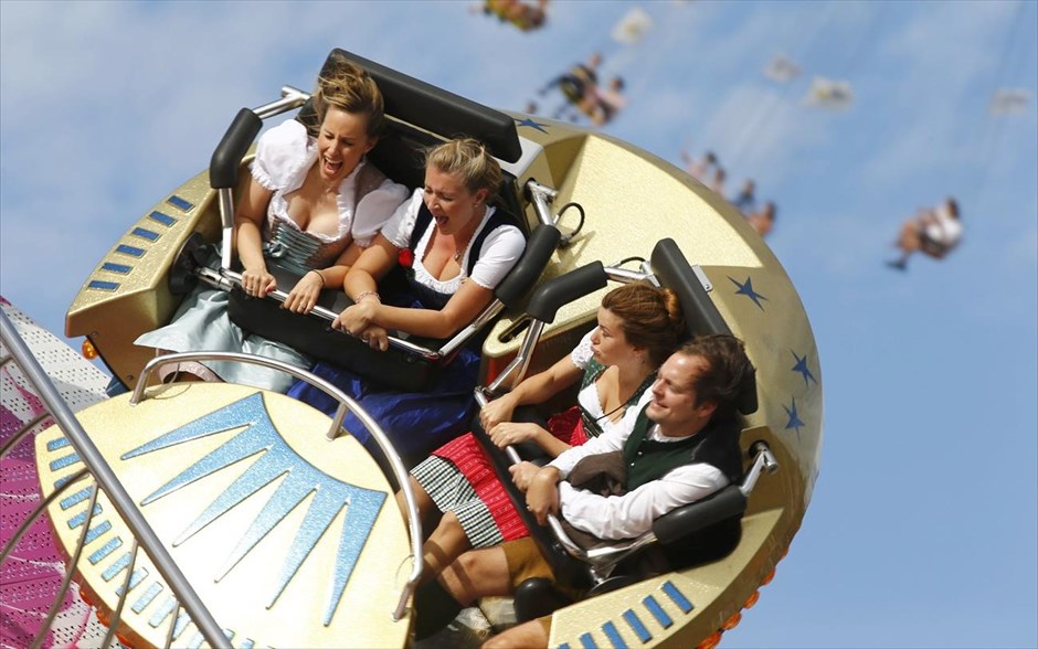 Γερμανία - Στο ρυθμό του Oktoberfest. Κόσμος διασκεδάζει σε πάρκο αναψυχής, στο 181ο Oktoberfest στο Μόναχο.