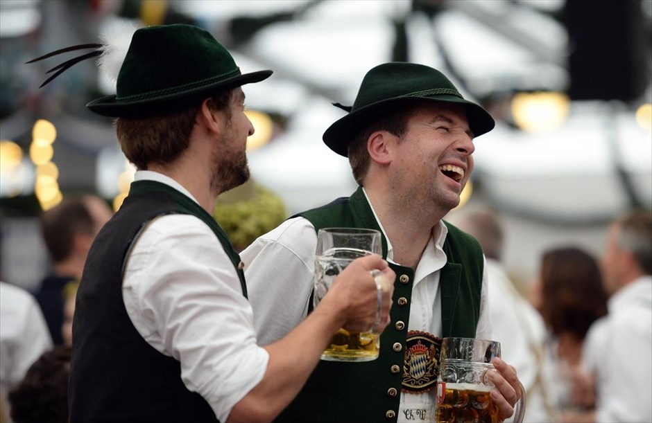 Γερμανία - Στο ρυθμό του Oktoberfest. Επισκέπτες του Oktoberfest διασκεδάζουν πίνοντας μπύρα, στο 181ο φεστιβάλ μπύρας στο Μόναχο.