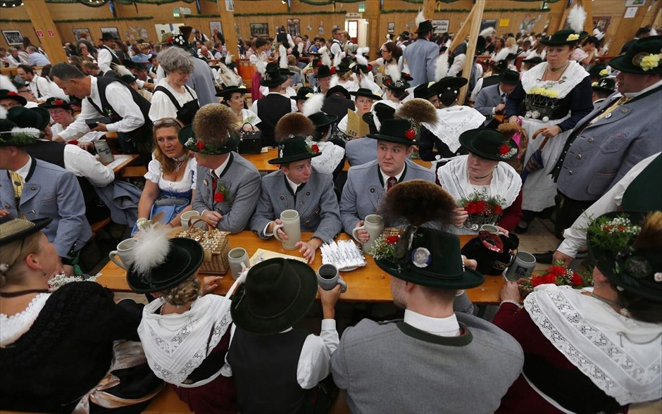 Γερμανία - Στο ρυθμό του Oktoberfest. Κόσμος με παραδοσιακές ενδυμασίες της Βαυαρίας διασκεδάζει, μετά την παρέλαση του Oktoberfest στο Μόναχο.