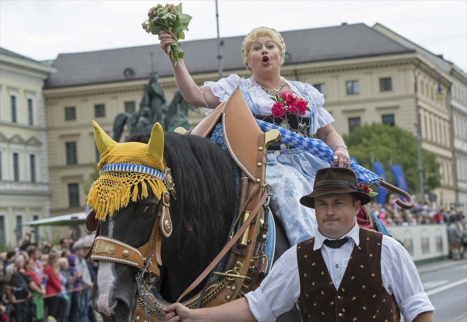 Γερμανία - Στο ρυθμό του Oktoberfest. Κόσμος ντυμένος με παραδοσιακές βαυαρικές ενδυμασίες συμμετέχει στην παρέλαση του Oktoberfest στο Μόναχο.