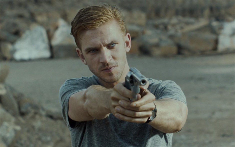«The guest». Στο θρίλερ του Άνταμ Ουίνγκαρντ «The guest», ένας μυστηριώδης «φιλικός» επισκέπτης, μπαίνει στο σπίτι και στη ζωή μιας οικογένειας. Όταν αρχίζουν ξαφνικά να πεθαίνουν άνθρωποι στην πόλη, οι υποψίες της έφηβης κόρης πέφτουν πάνω του.