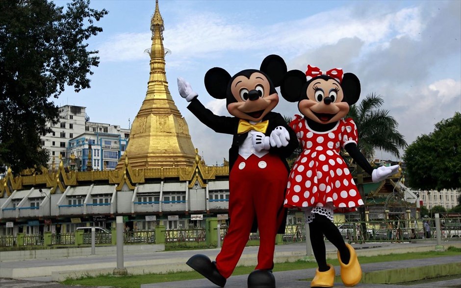 Ηρωες της Disney «ταξιδεύουν» στη Μιανμάρ. Οι διάσημοι ήρωες της Walt Disney Μίκι Μάους (αριστερά) και Μίνι Μάους (δεξιά) φωτογραφίζονται μπροστά &nbsp;από το Suu Lay pagoda κοντά στο κοντά στο Δημαρχείο της Γιανγκόν. Οι ήρωες της Walt Disney βρίσκονται στη Μιανμάρ για μία περιοδεία, προκειμένου να προωθήσουν το «Disney Live», μία παρουσίαση τριών κλασικών παραμυθιών στην οποία συμμετέχουν περισσότεροι από 25 ήρωες της Disney, όπως η Χιονάτη και οι Επτά Νάνοι, η Σταχτοπούτα και η Πεντάμορφη και το Τέρας που θα λάβει χώρα στο πάρκο ψυχαγωγίας της πόλης.